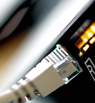 Cómo quitar el cable de fibra optica del router